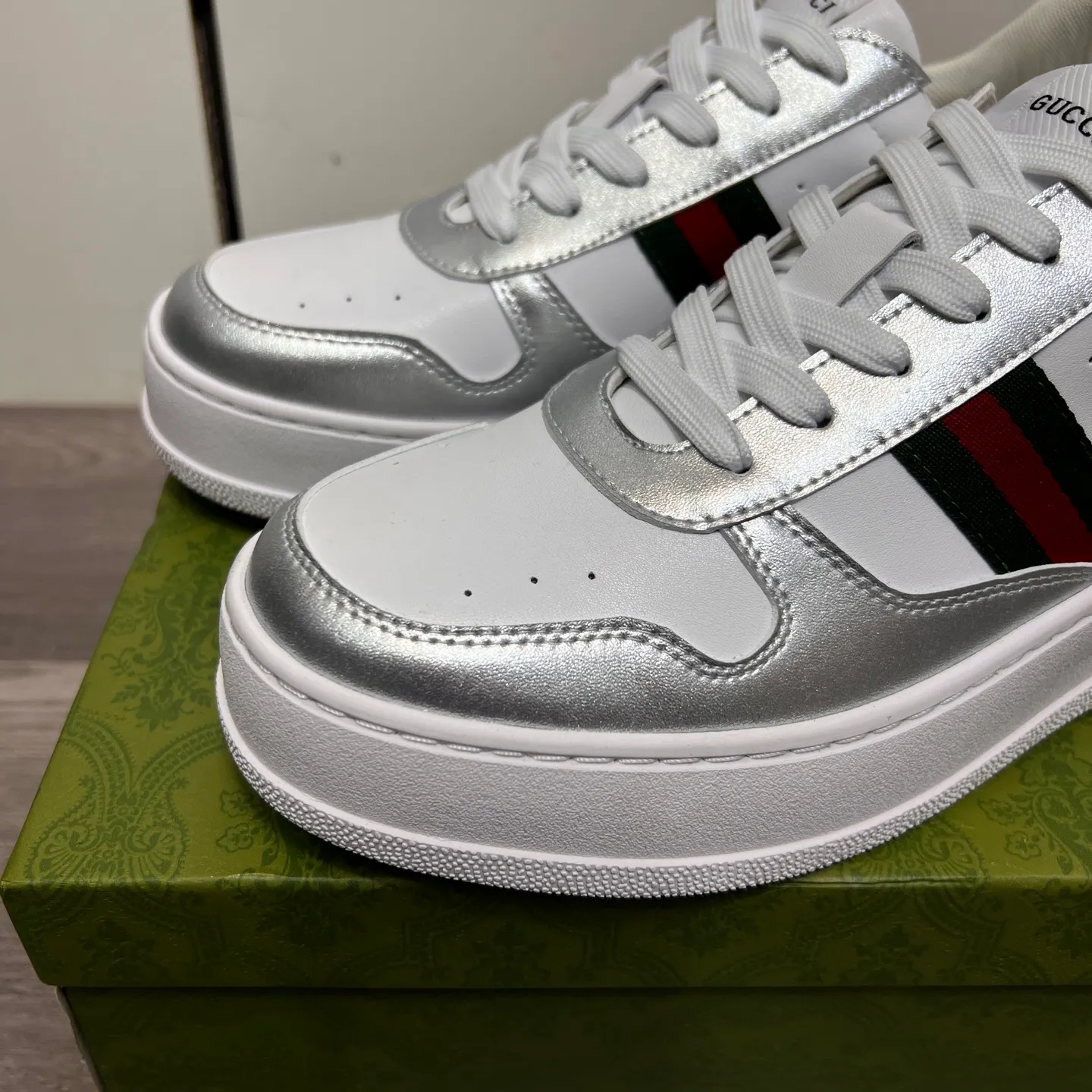 Factory price: 400💰Gucci original quality.~ Unique modern style sneakers. 🏃A must-have casual shoe for trendy men😍😍 Imported cowhide, sheepskin foot pads (refuse to discolor and grind feet) soles: Original soles specially provided by the original factory, French lazy style design ⚠️Fit to the feet, original quality, super comfortable original soles. Just like shooting the real thing 🎬The real thing is better, high-quality sneakers, size: 38-44 (45 and 46 can be customized)
